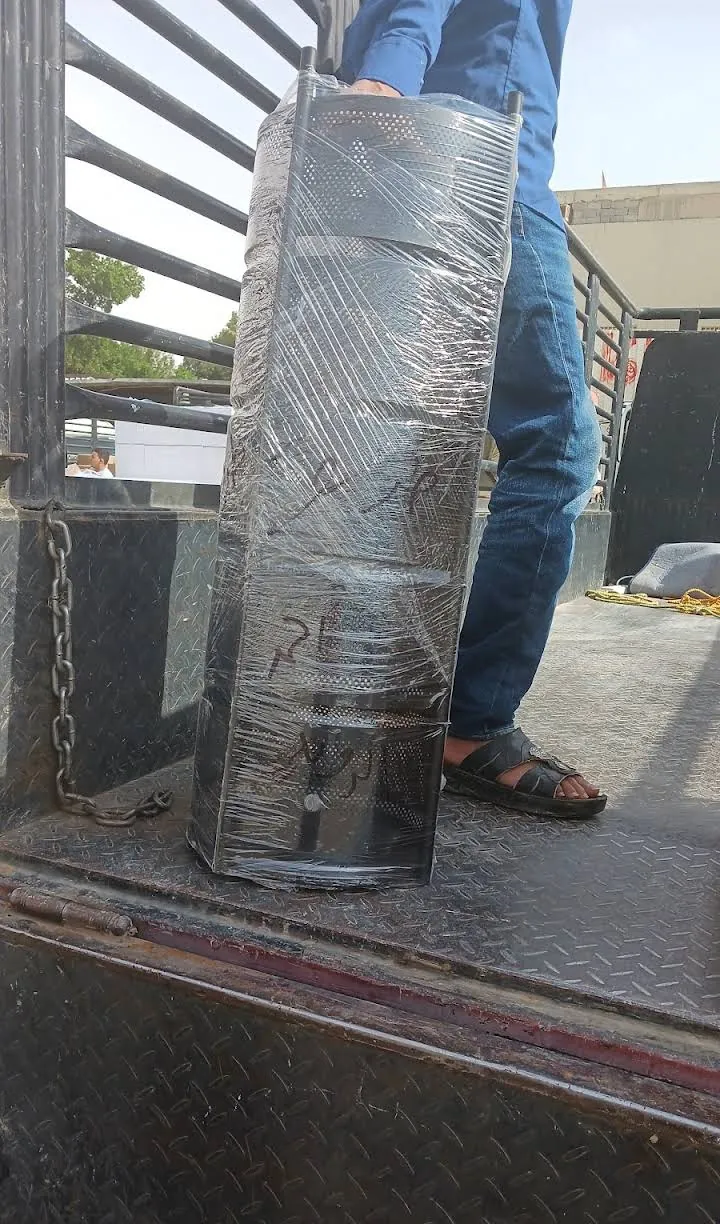 تحميل قطعة أثاث مغلفة على شاحنة أثناء نقل أثاث بالرياض