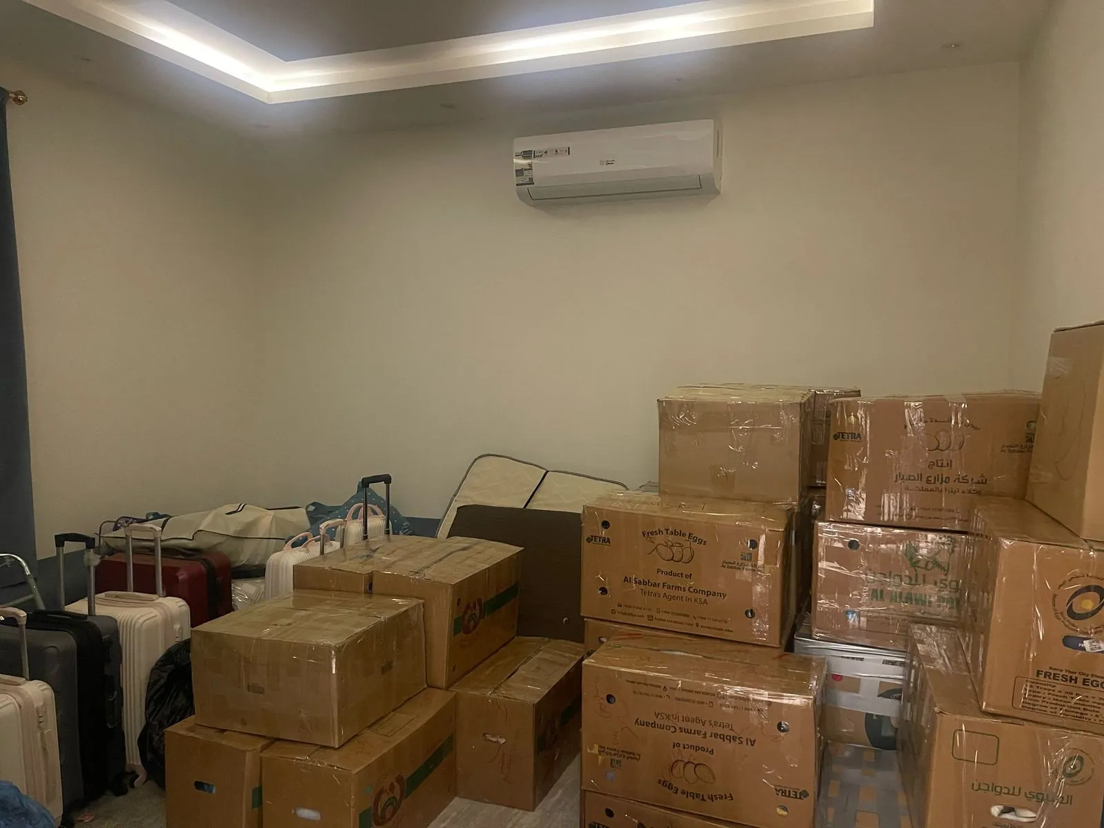 كراتين وحقائب مغلقة في غرفة جاهزة لشحن عفش